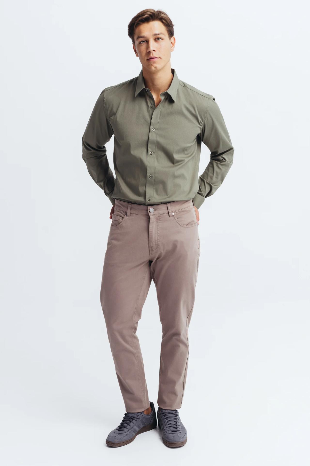Muške bež keper pantalone Muške bež keper pantalone